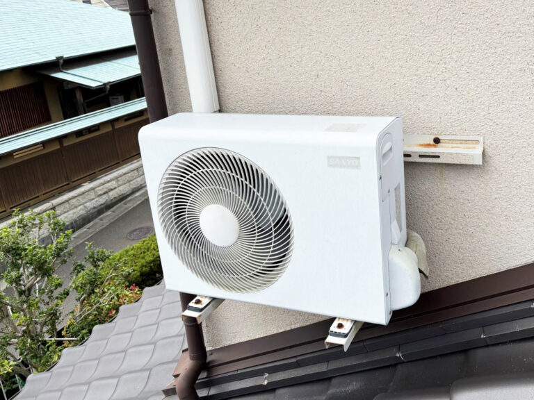 愛媛県松山市で行ったエアコン室外機壁掛け工事の施工事例 完成写真